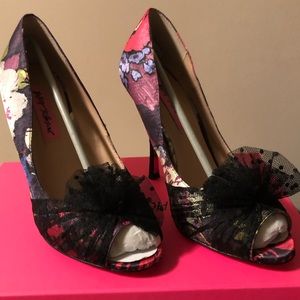 Betsey Johnson Peep Toe floral pumps 🌺